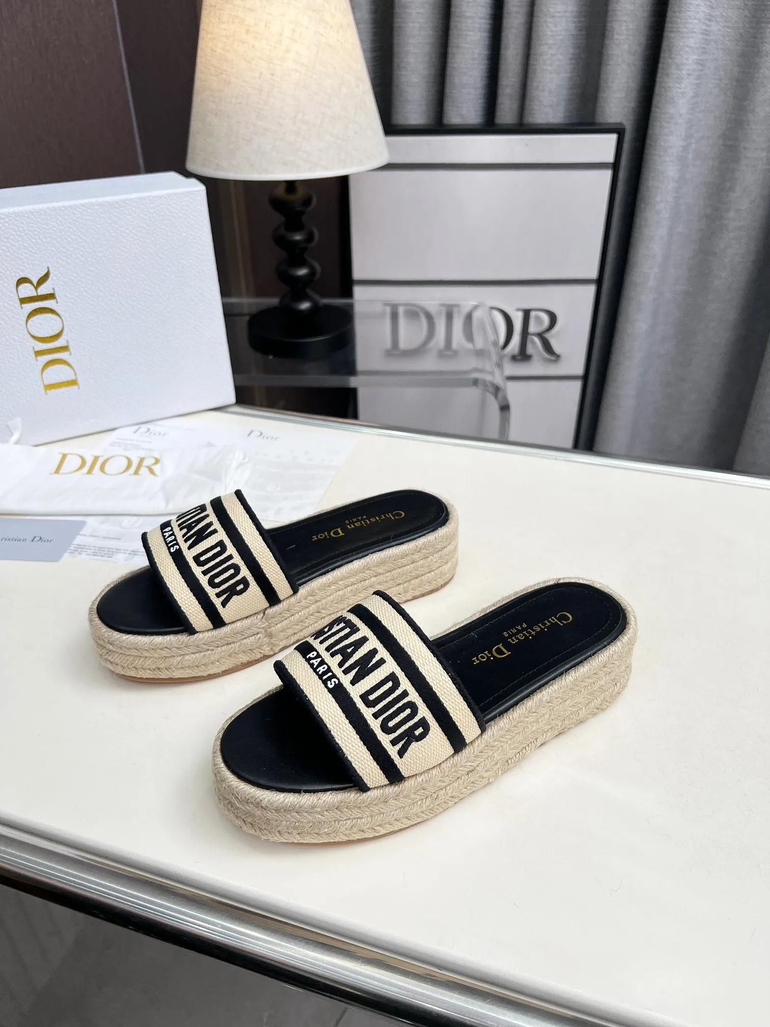 👟👟Ex-factory price 420👟👟 Dior's new spring and summer IVIETA DWAY jelly-colored flat-soled one-slip women's shoes with CD letter logo three-dimensional embroidery thick-soled round-toe open-toe slippers. The original version is developed to be the top version on the market. It feels soft and delicate on the feet and is extremely comfortable. Material: Upper imported raffia electric embroidery high-temperature water-soluble cotton technical fabric + water-dyed cowhide foot pad lining + original consistent combination outsole Outsole: original outsole Size: 35-42 (40.41.42 custom-made, non-refundable and non-exchangeable)